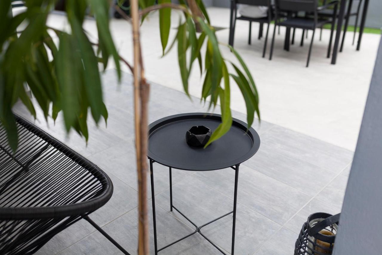 Spacious Flat With Courtyard And Private Parking! 雅典 外观 照片